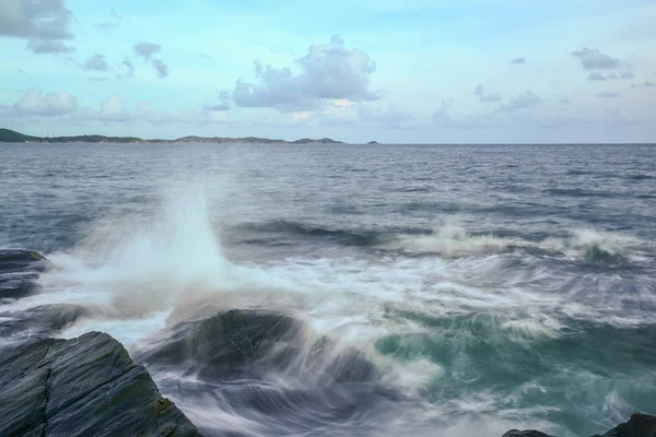 Ola de mar rompiendo roca — Foto de Stock