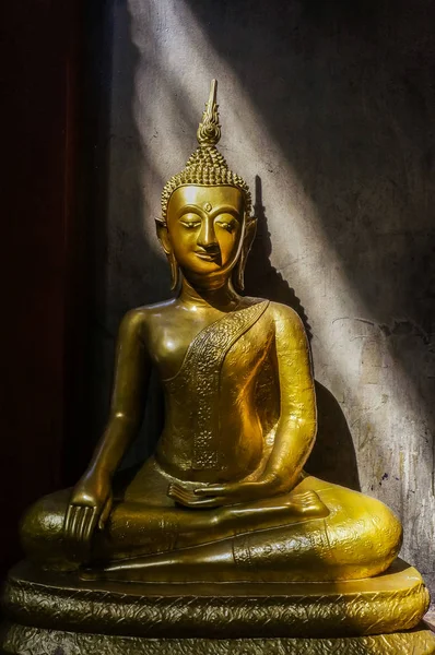 Obraz Buddhy ve světle a stínu — Stock fotografie