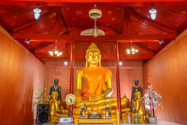 Buddha-Bild mit seinen diskuplen Statuen in der öffentlichen Buddhismus-Kirche — Stockfoto