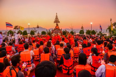 Budistler beyaz Buda resim saygı ödemek 
