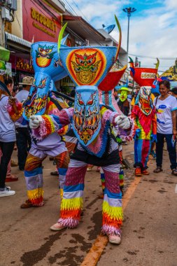 Tay kuzeydoğu geleneksel Phi Ta Khon Hayalet Festivali geçit töreni