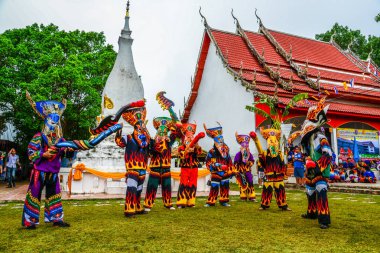 Tay kuzeydoğu geleneksel Phi Ta Khon hayalet maske dansçılar zekâ