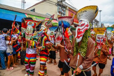 Tay kuzeydoğu geleneksel Phi Ta Khon Hayalet Festivali geçit töreni