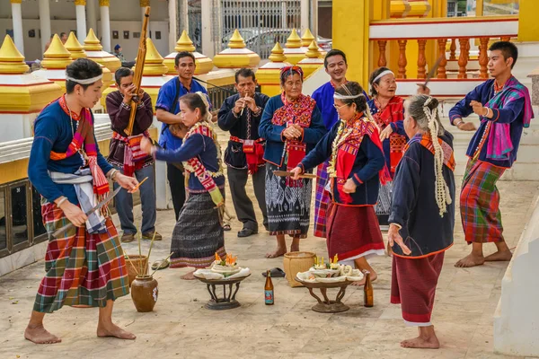 Thai nord-est antico rito di culto per lo spirito della famiglia . — Foto Stock