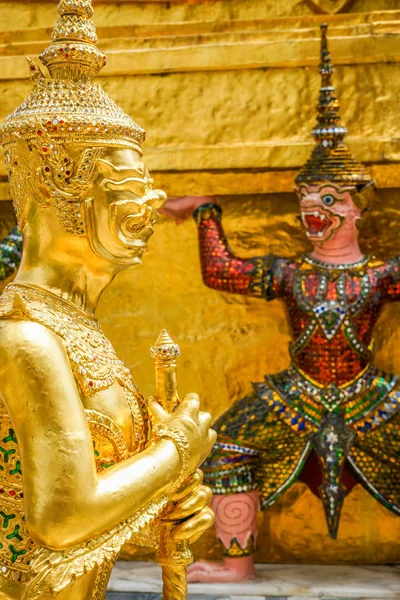 Estátua gigante de literatura tailandesa dourada — Fotografia de Stock