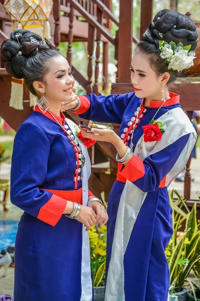 태국 북동부 Phutai 전통적인 댄서 의상 — 스톡 사진