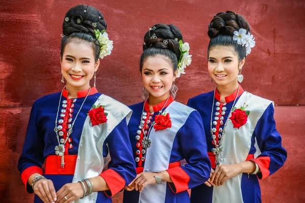 Tailandês nordeste Phutai traje de dançarinos tradicionais — Fotografia de Stock