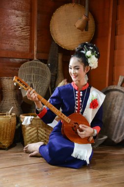 Geleneksel müzik ekipmanları ile Tay kuzeydoğu Phutai müzisyen