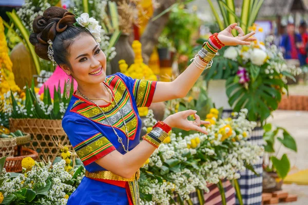 Bailarina tailandesa del noreste de Phutai con traje tradicional — Foto de Stock