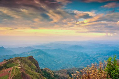 Dağ görünümünde kırsal