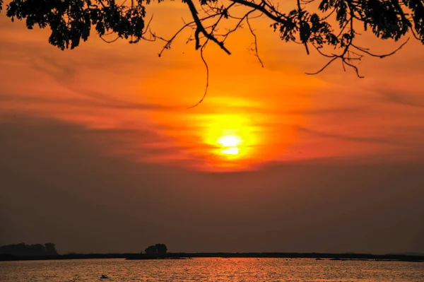 Gündoğumu ile kırsal nehir