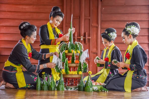 Thai northeastern Phutai traditional rice offering and garland — Stock Photo, Image