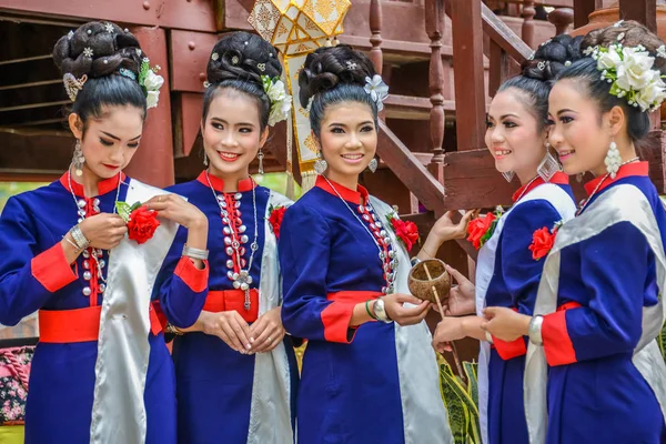 Traje de bailarines tradicionales tailandeses del noreste de Phutai — Foto de Stock