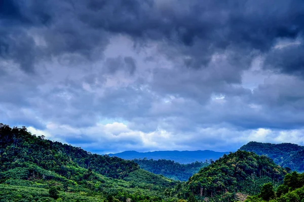 Landelijke uitzicht op de berg met regenachtige cloud — Stockfoto