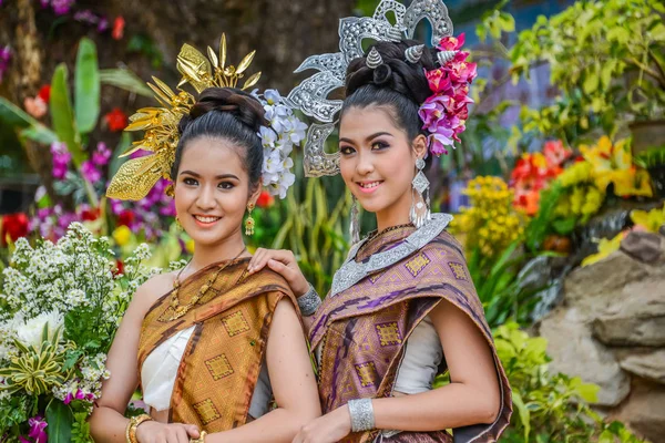 Tailandesa noreste Phutai bailarines tradicionales con traje — Foto de Stock
