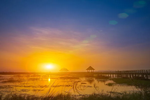 Puesta de sol con destello de lente — Foto de Stock