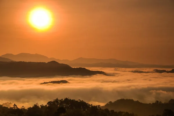 Mar de niebla entre montañas —  Fotos de Stock