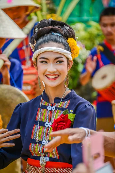 Bailarina tailandesa del noreste de Phutai . — Foto de Stock