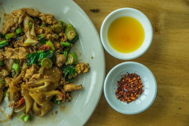 Tay tarzında kızarmış noodle ile kurutulmuş soğuk ve sirke soğuk