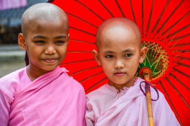 Rahibeleri kırmızı kağıt şemsiye ile pembe elbiseler