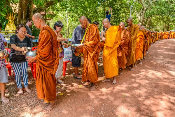 Thailändischer Buddhist opfert Nahrung für die Almosenschale der Mönche — Stockfoto