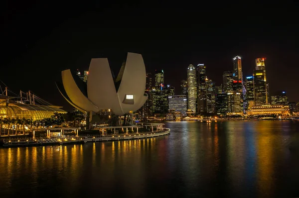 Paisaje urbano en Marina Bay Sands por la noche — Foto de Stock