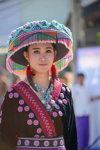 언덕 부족 여자 지역 전통 의상 퍼레이드와 — 스톡 사진