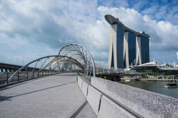 Concreto cubierto con puente inoxidable a Marina Bay Sands Hotel — Foto de Stock