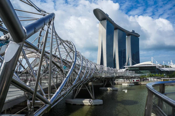 Marina Bay Sands Hote köprüye statinless beton kaplı