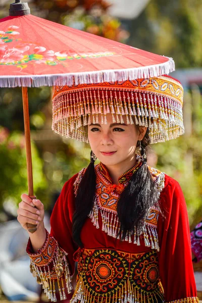 Hill Tribe ragazza in possesso di ombrello di carta locale in parata — Foto Stock