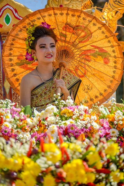 Indigenous woman with traditional costume holding paper umbrella — Stock Photo, Image