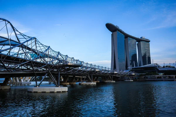 Marina Bay Sands Hote köprüye statinless beton kaplı