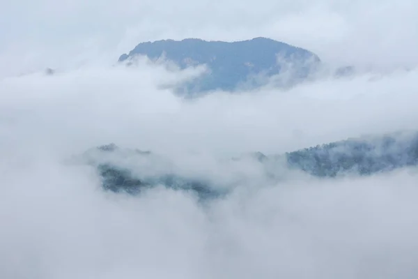 覆盖有雾的山脉的顶部景色 — 图库照片