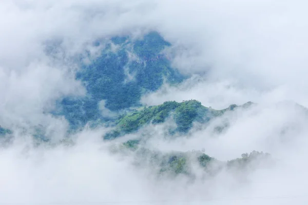 覆盖有雾的山脉的顶部景色 — 图库照片