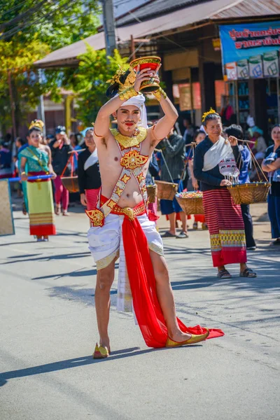 Danseur indigène homme avec costume traditionnel plateau de tenue avec — Photo