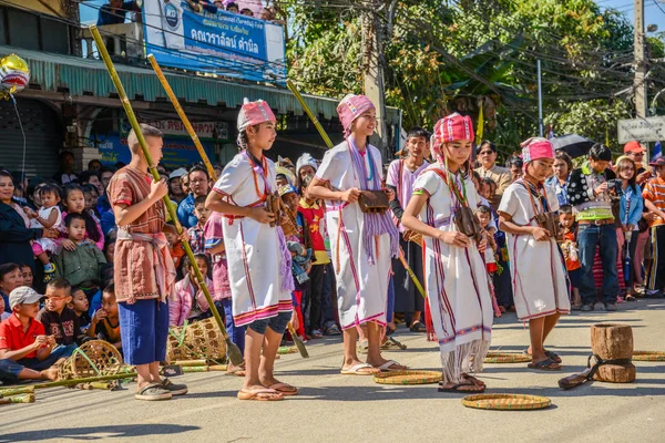 Spectacle de danse de groupe traditionnel de la tribu Hill en parade — Photo