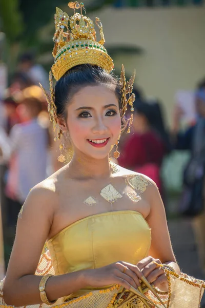 Коренная девушка в костюме местной танцовщицы — стоковое фото