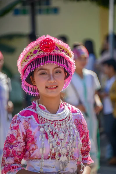 パレードに地元の伝統衣装で山岳民族の少女 — ストック写真