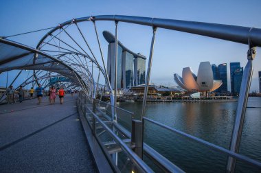 Marina Bay Sands Hotel köprüye turistlere
