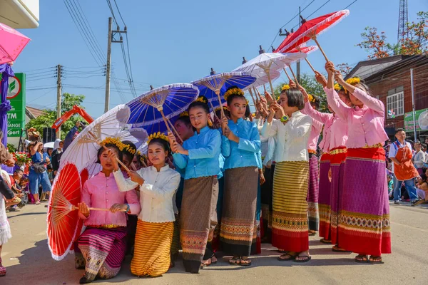 Petites filles autochtones avec costume traditionnel tenant umbrel — Photo