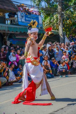 Yerli dansçı adam tepsisini ile tutan geleneksel kostüm