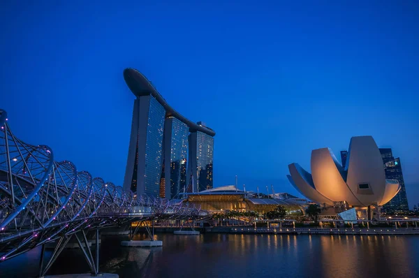 Vista de Marina Bay Sands y el edificio de loto durante el crepúsculo — Foto de Stock