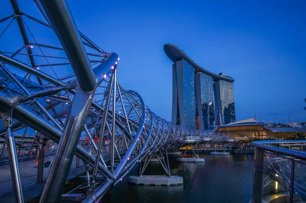 Marina Bay Sands Hotel paslanmaz köprüye beton kaplı