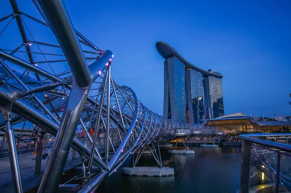 Concreto cubierto con puente inoxidable a Marina Bay Sands Hotel — Foto de Stock