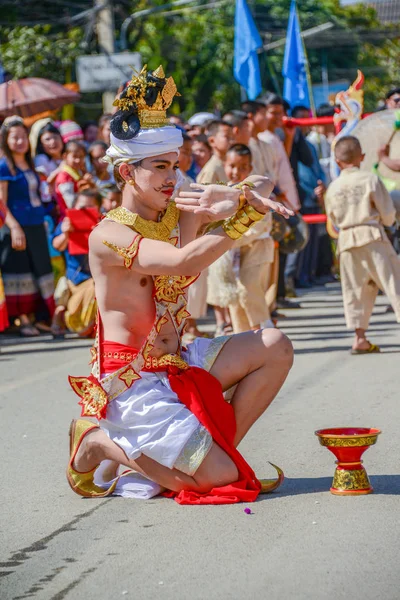 Inhemska dansare man med traditionell dräkt holding bricka med — Stockfoto