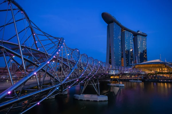 Puente a Marina Bay Sands Hotel durante el crepúsculo — Foto de Stock