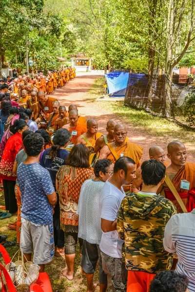 태국 불교 승려 연금-그릇에 음식을 제공 하 고 — 스톡 사진