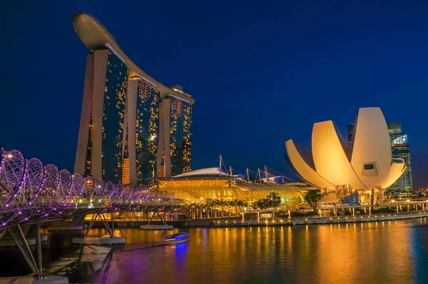 Marina Bay Sands y Lotus edificio durante el crepúsculo — Foto de Stock