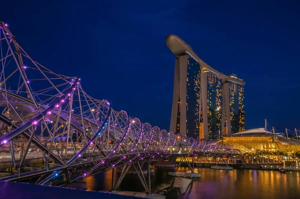 Puente a Marina Bay Sands Hotel durante el crepúsculo — Foto de Stock