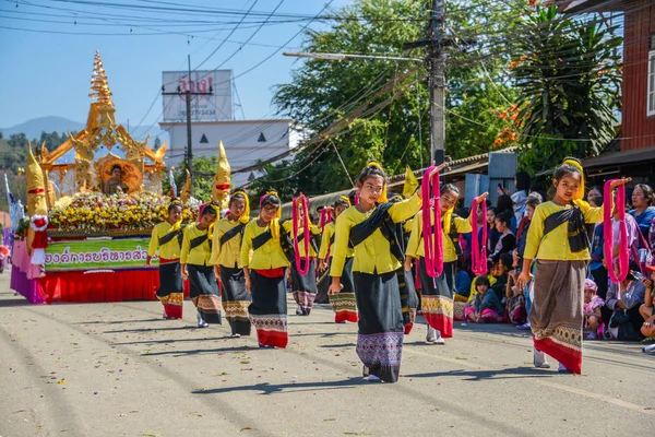 Petites filles autochtones avec costume traditionnel dansant en trad — Photo